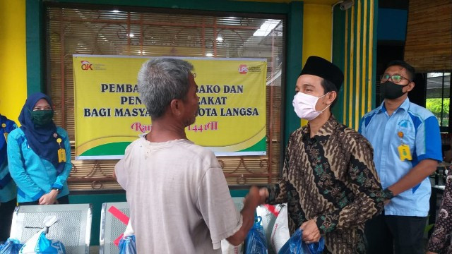 >Wujud kepedulian Bank Syariah Adeco terhadap warga fakir miskin diseputaran Kota Langsa berikan bantuan 100 Paket Sembako, Selasa,